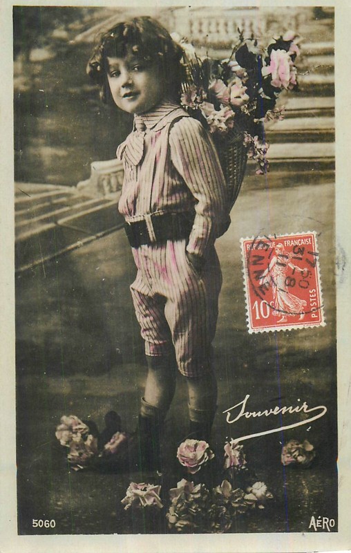 Cp Souvenir Petit Garcon Mains Dans Les Poches Hotte Fleurs - 40430