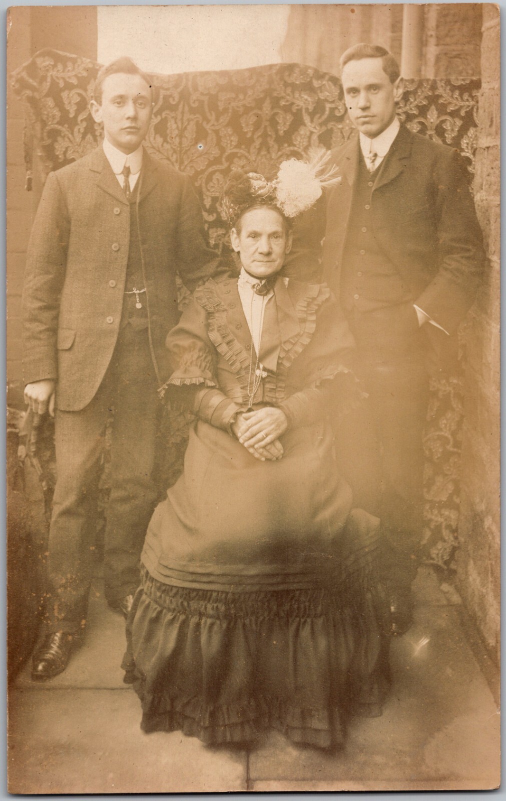 ANTIQUE RPPC POSTCARD CIRCA 1910s FAMILY PORTRAIT OUTDOOR SCENE