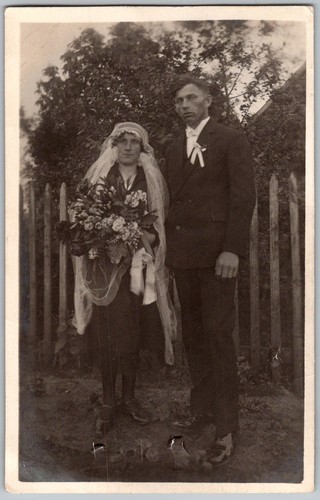 Vtg B&W Snapshot Wedding Couple Bride Groom Bouquet Veil Picket Fence 1920s