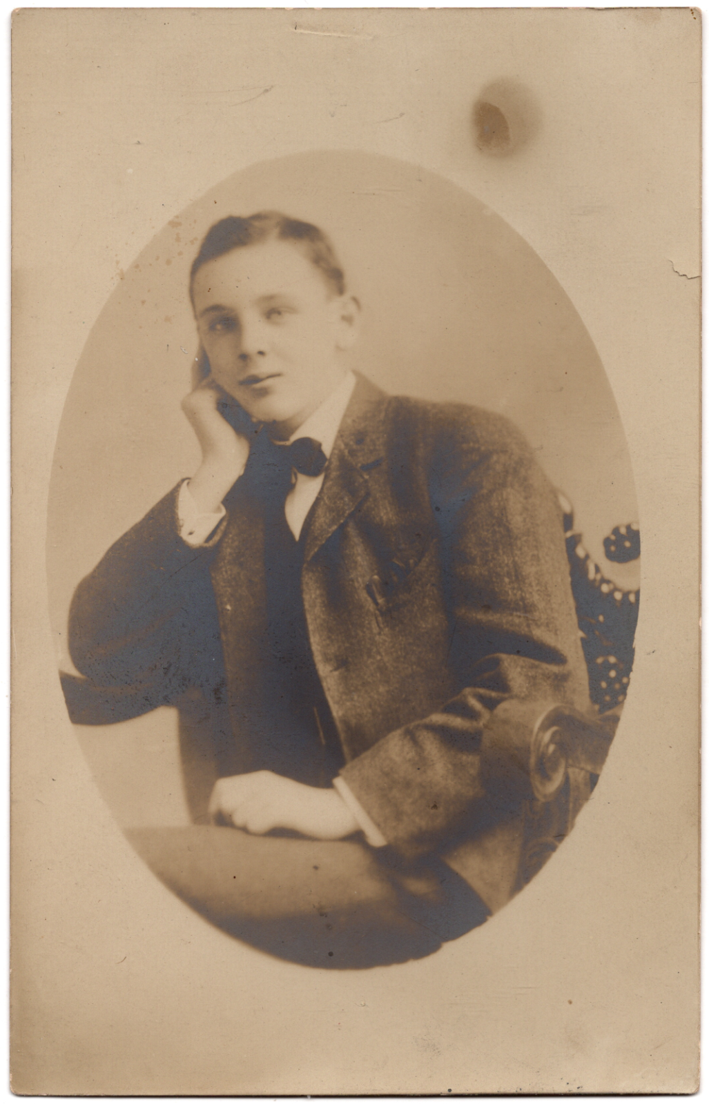 RPPC POSTCARD CIRCA 1910s HANDSOME YOUNG DAPPER MAN IN SUIT UNPOSTED