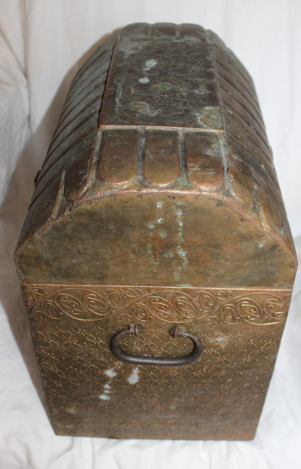 ANTIQUE VINTAGE WOOD METAL EMBOSSED MINITURE CHILDREN'S CAMEL BACK TRUNK