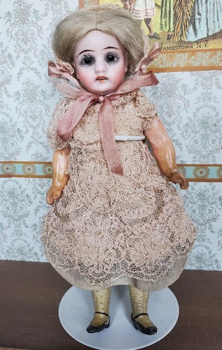 アンティーク　ビスクドール　bisque doll 330px-Poupées_de_collection_2.jpg