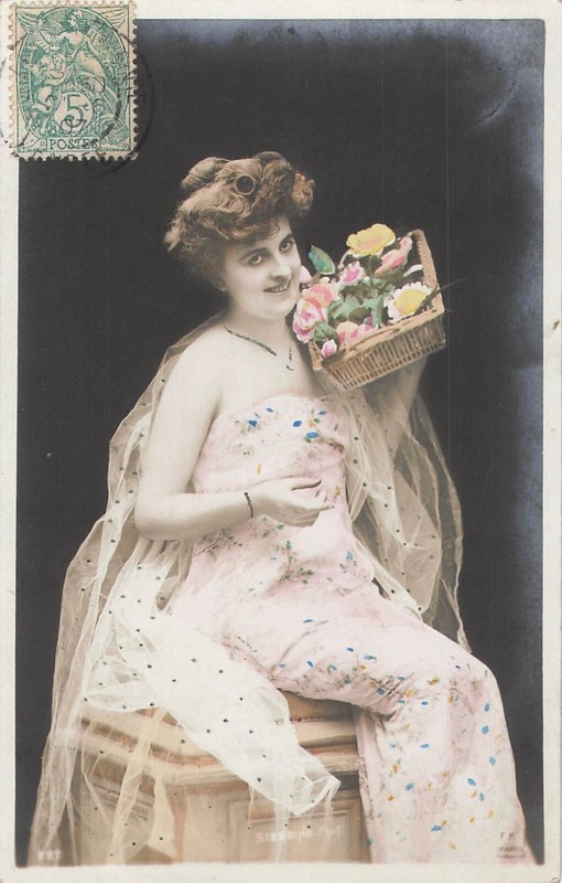 Cp Femme Chignon Assise Avec Panier Roses Sur Epaule Nue - 40741