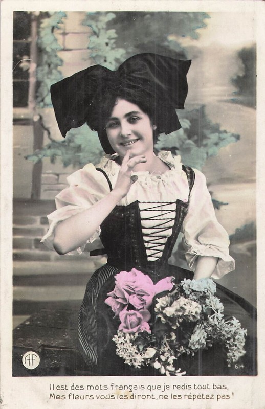 Cp Belle Alsacienne Souriante Avec Roses Fleurs - 62714