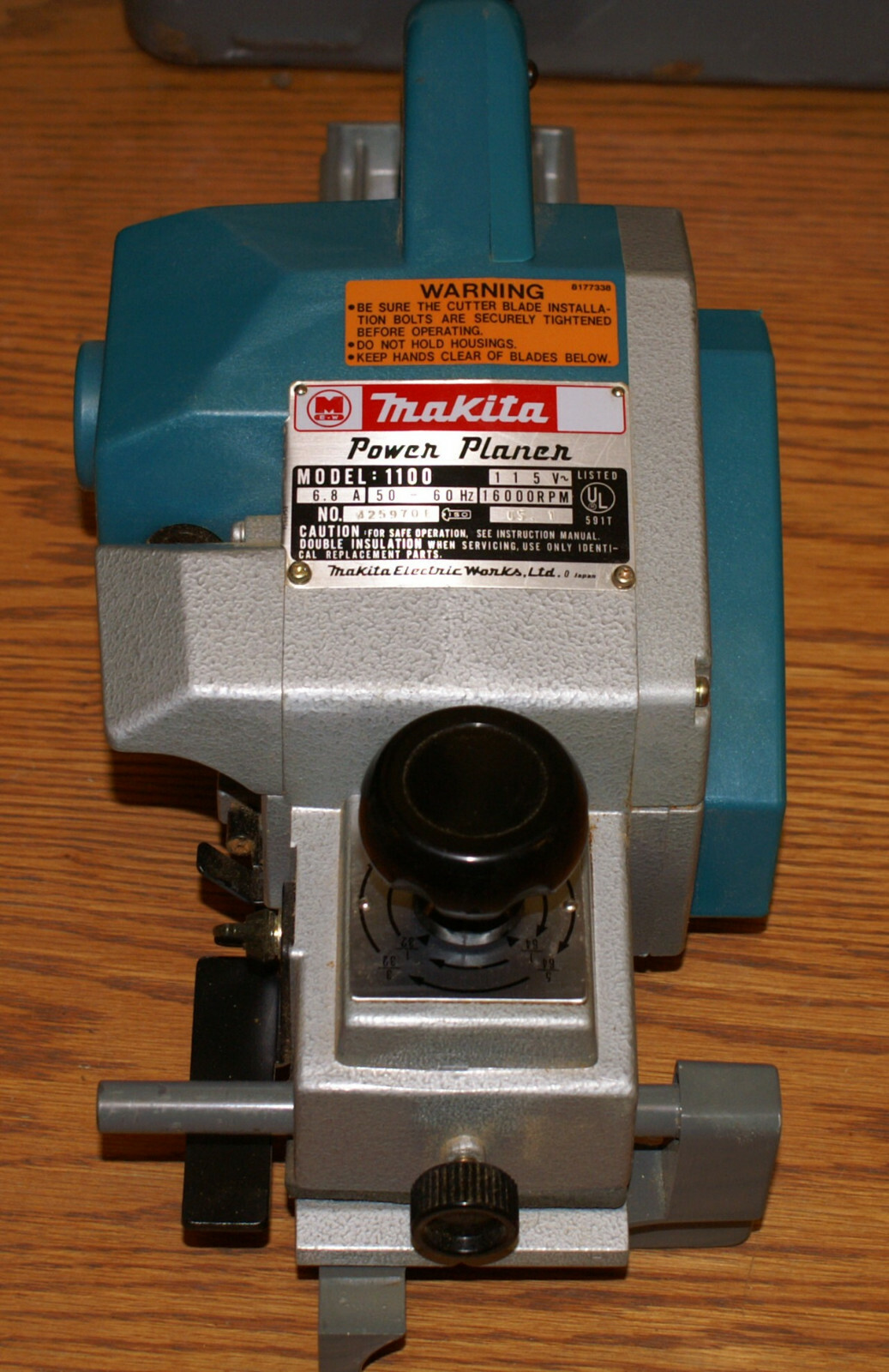 MAKITA Model 1100 Power Planer with metal case + Guide Rule + Blade Guage