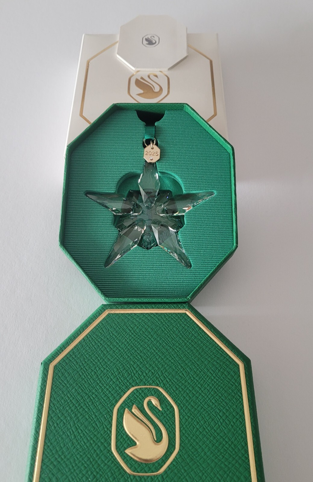 ラッピング・包装 SWAROVSKI CHRISTMAS ORNAMENT 2011 Amazon.com: Swarovski 2011 Annual Edition Crystal Snowflake
