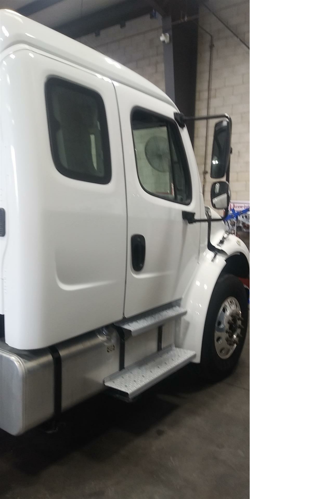 2018 Freightliner BOX TRUCK SLEEPER-EXPEDITOR 26K GVW CUMMINS -AUTO