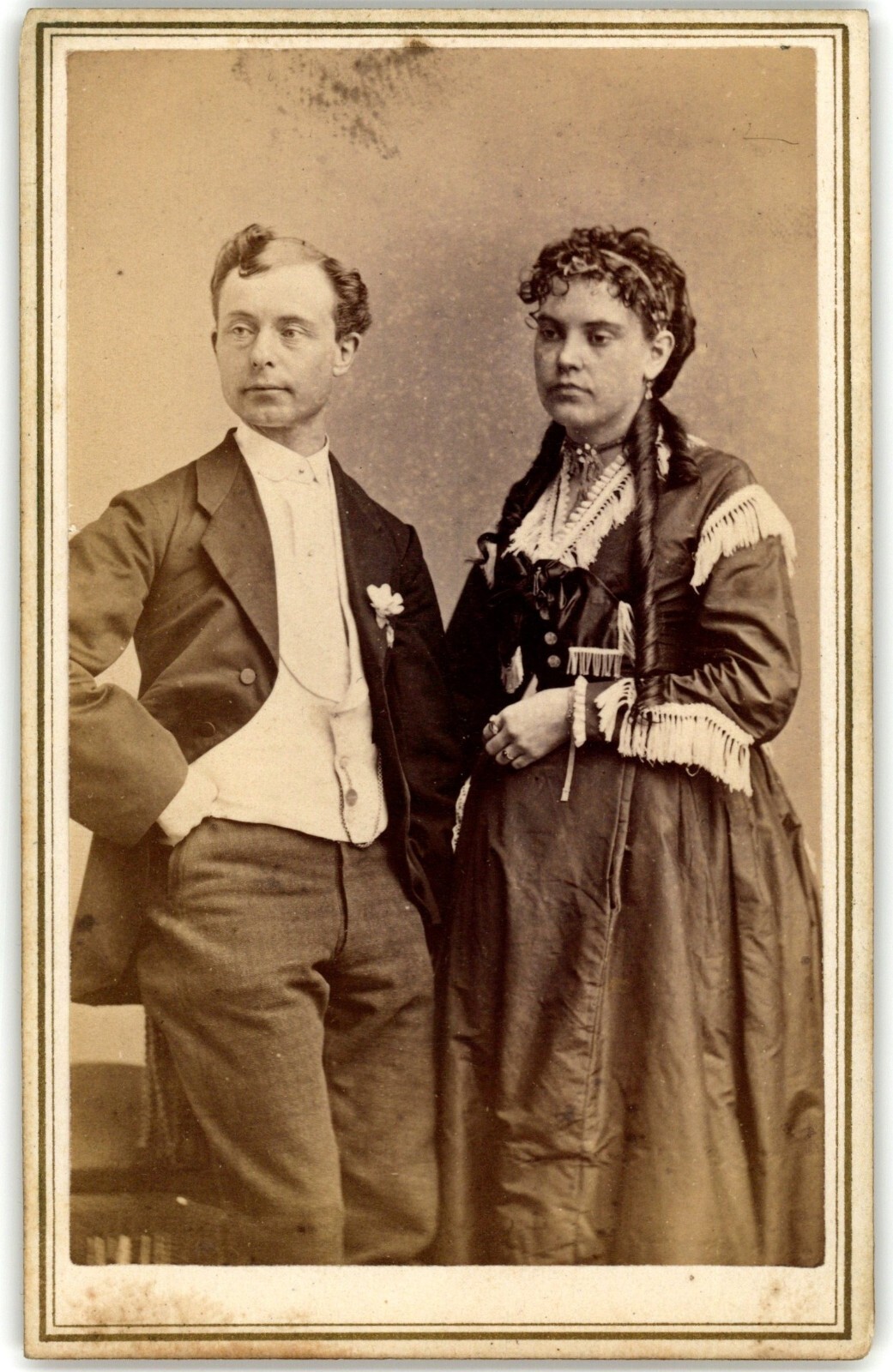 ANTIQUE CDV CIRCA 1860s C.C. GARDNER HUSBAND & WIFE FANCY CLOTHING BRISTOL N.H.