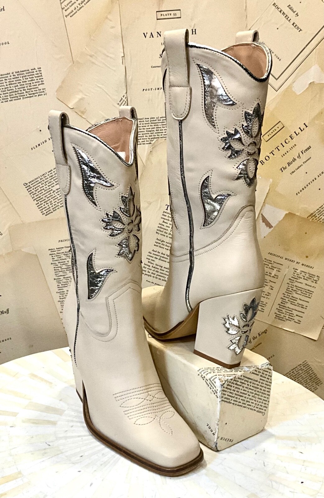 Ковбойские сапоги Free People Sparks Fly из кожи цвета слоновой кости с серебряной инкрустацией, новинка 39/9
