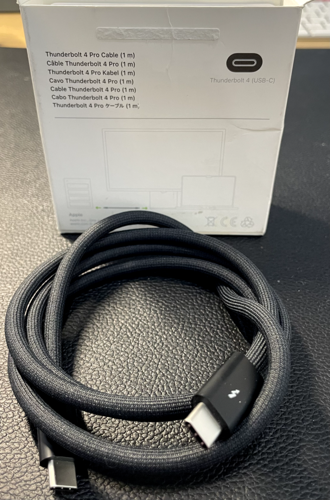 Apple Thunderbolt 4 Pro Cable 1m - Black,  MU883AM/A  A2804