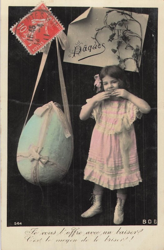 Cp Paques Petite Fille Envoie Baiser Pres Oeuf Ruban Suspendu - 25836