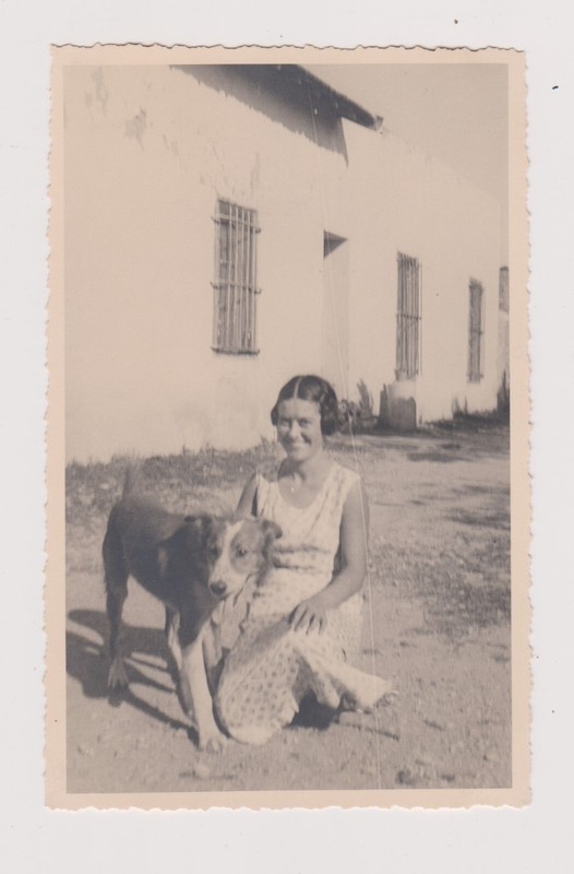 Photo-Carte Jeune Femme Accroupie PrÃ¨S D'Un Chien Woman Dog Vernaculaire