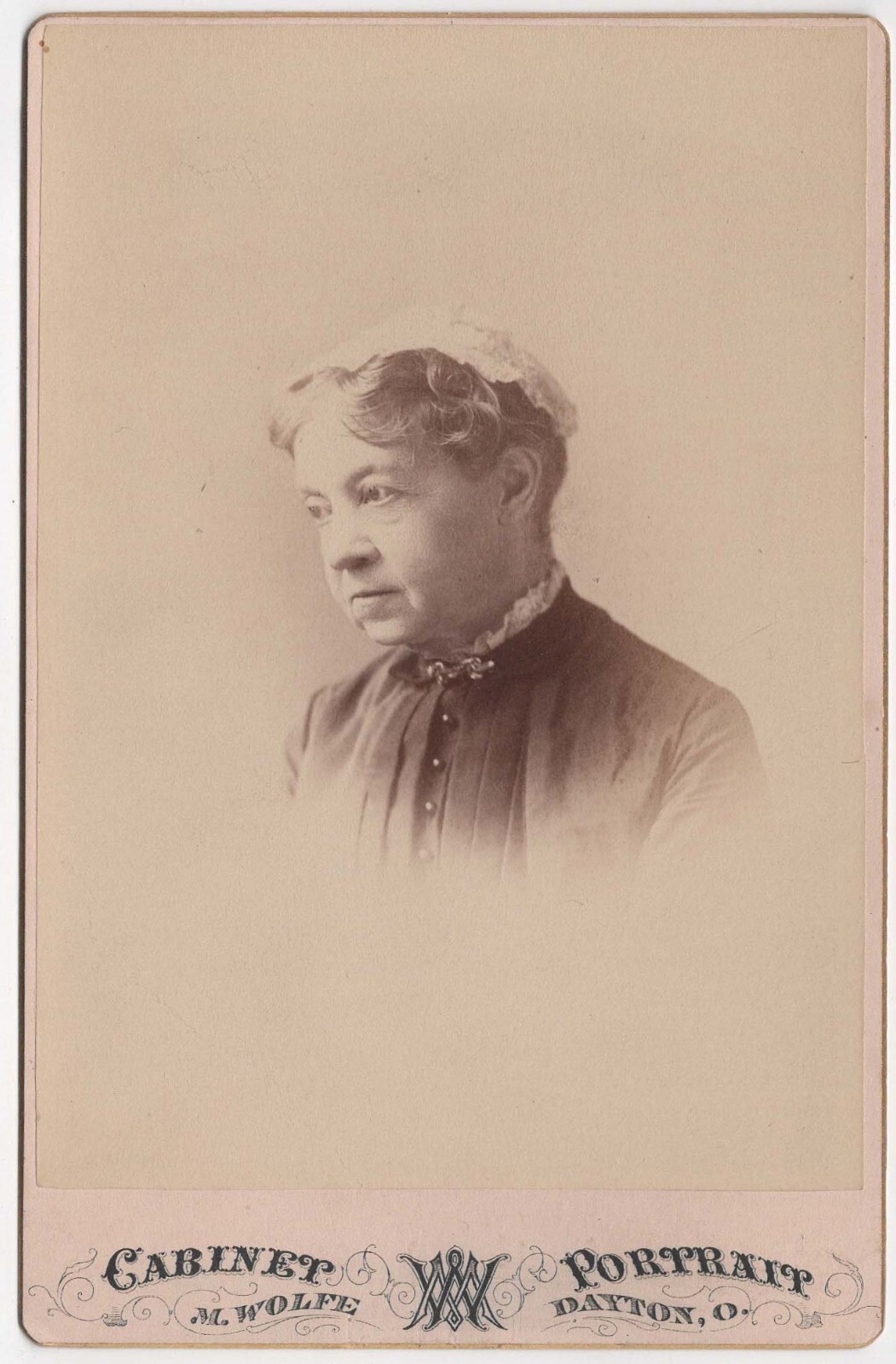 CIRCA 1880s CABINET CARD M. WOLFE OLDER LADY IN FANCY DRESS DAYTON OHIO