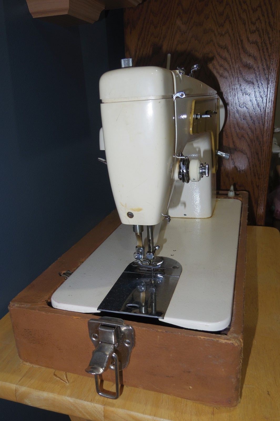 Singer 237 Sewing Machine Upholstery Denim Heavy Duty - Tested & Works - Used/GC