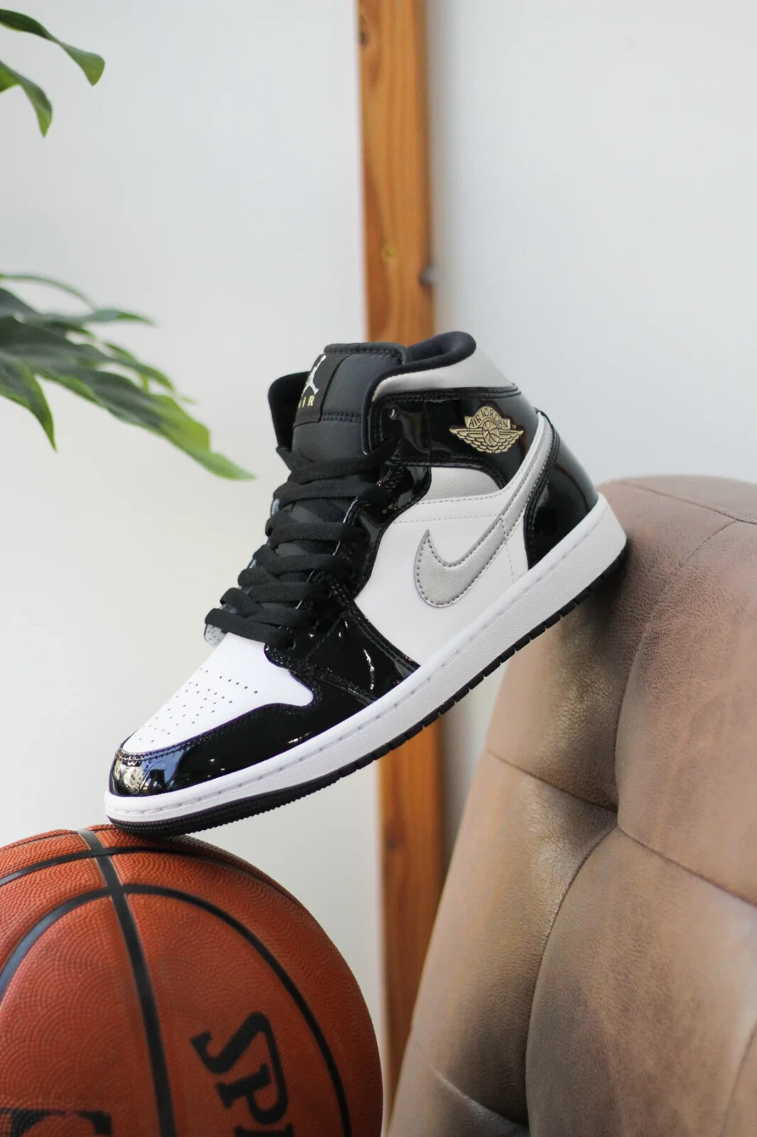 Nike Air Jordan 1 Mid SE Patent Black Metallic Silver Gold Nike Air Jordan 1 Mid SE Patent Black Metallic Silver Gold