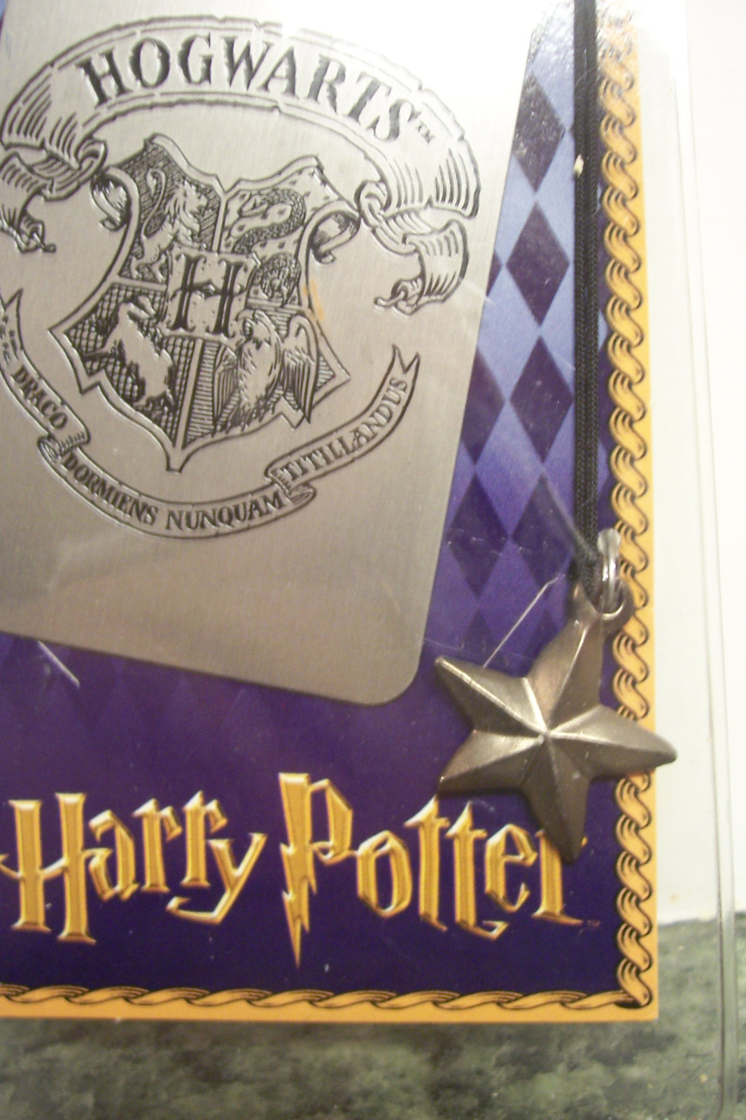 HARRY POTTER COLLECTIBLE BOOKMARK Pewter Hogwarts' Crest 2000 Mint