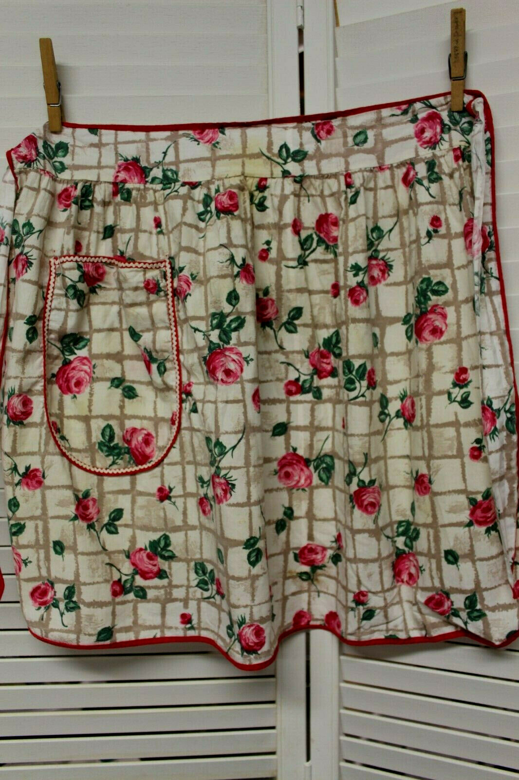 Vintage half apron roses ric-rac pockets handmade red green 1980's