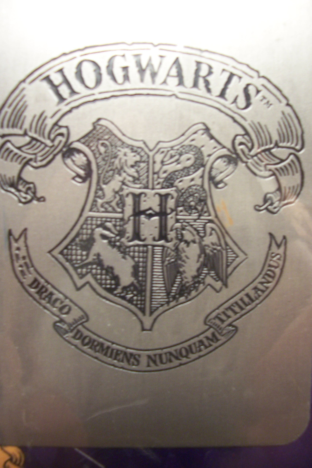 HARRY POTTER COLLECTIBLE BOOKMARK Pewter Hogwarts' Crest 2000 Mint