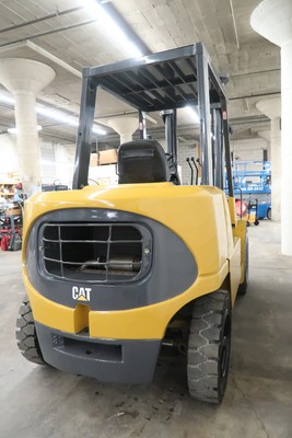 2004' CAT GP40K, 8,000# Pneumatic Tire Forklift, Gas Engine, Two stage, 3 Way