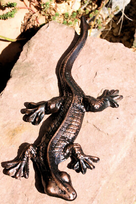 UHRIG GECKO aus Gusseisen, Deko für Garten & Terrasse in Patina antik finish