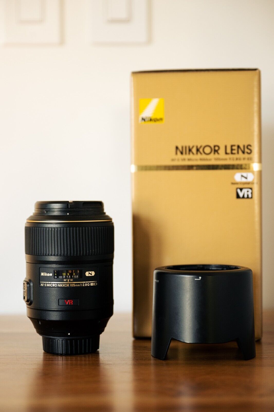 Nikon AF-S VR Micro-NIKKOR 105mm f/2.8G IF-ED Lens with Lens