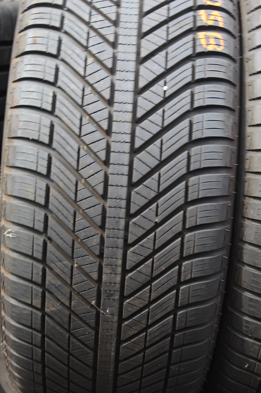 New 255 45 18 Goodyear, All Season, M+S, 99V, x1 Tyre (F1_tyres) L3705