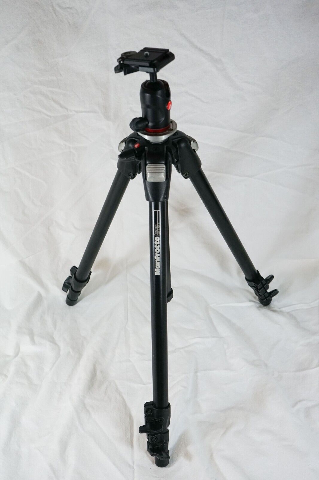 Manfrotto 3001BN with MH494-BH Head in great condition