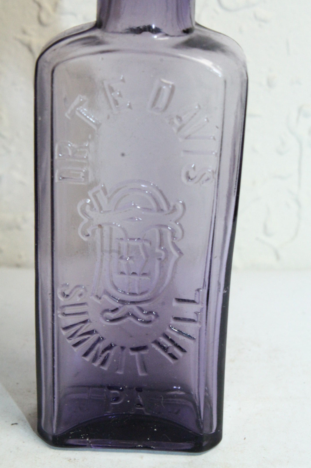 Summit Hill PA Antique Purple Dr T E Davis Medicine Apothecary Bottle