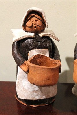 THANKSGIVING Decor TWO PILGRIM WOMEN Decorative Pottery Figures