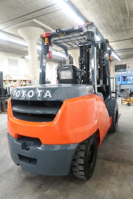 2015 Toyota Forklift, 8FD50U, 11,000# Pneumatic, DIESEL, Three Stage,  Sideshift
