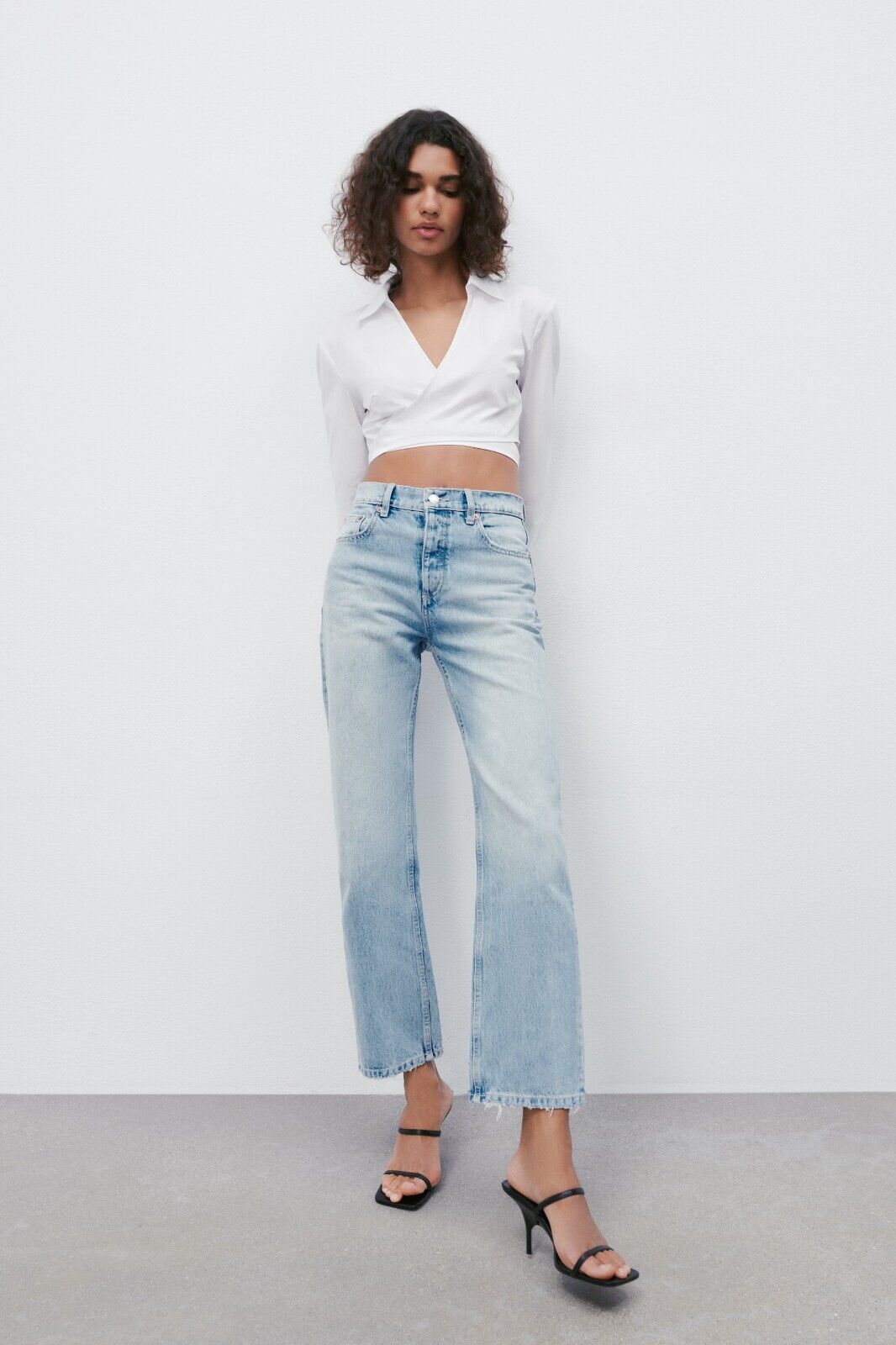NEW ZARA STRAIGHT LEG HIGH RISE REGUAL LENGHT JEANS 4365/361 NEW ZARA STRAIGHT LEG HIGH RISE REGUAL LENGHT JEANS 4365/361
