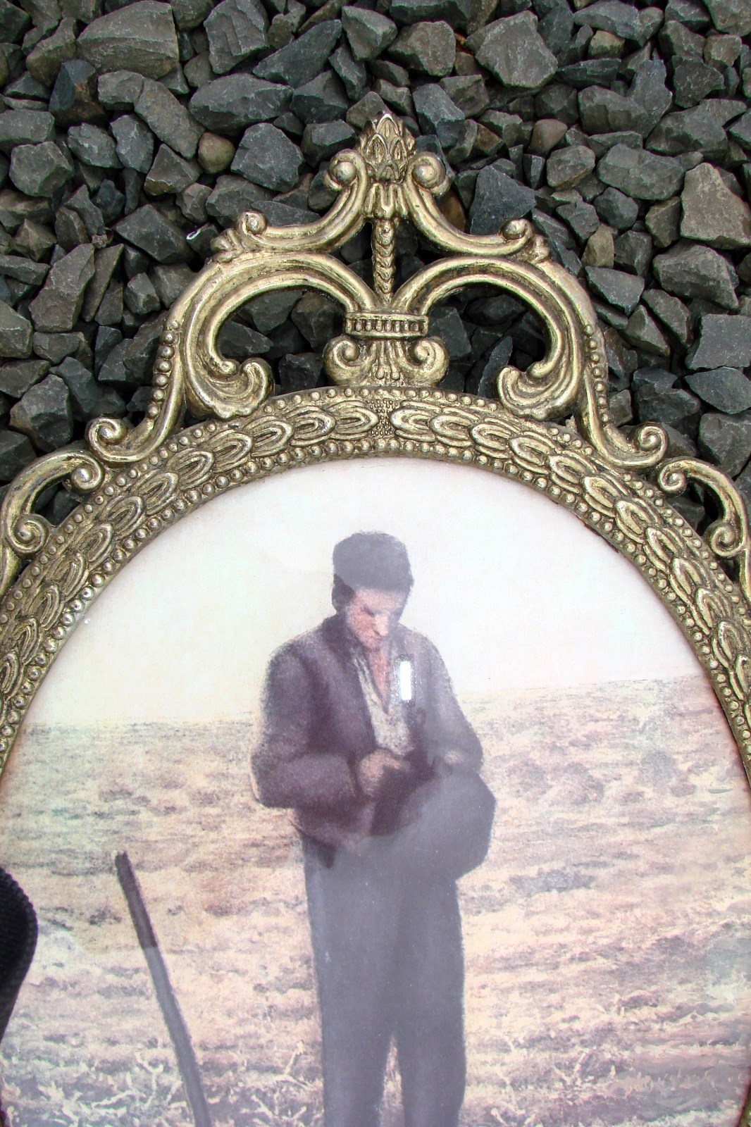 LRG.OVAL PICTURE FRAME-W/GLASS ANTIQUE PRAYING FARMER PICTURE