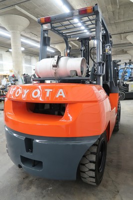 Toyota Forklift, 7FGU35, 8,000# Pneumatic, LP GAS, Three Stage, Sideshift