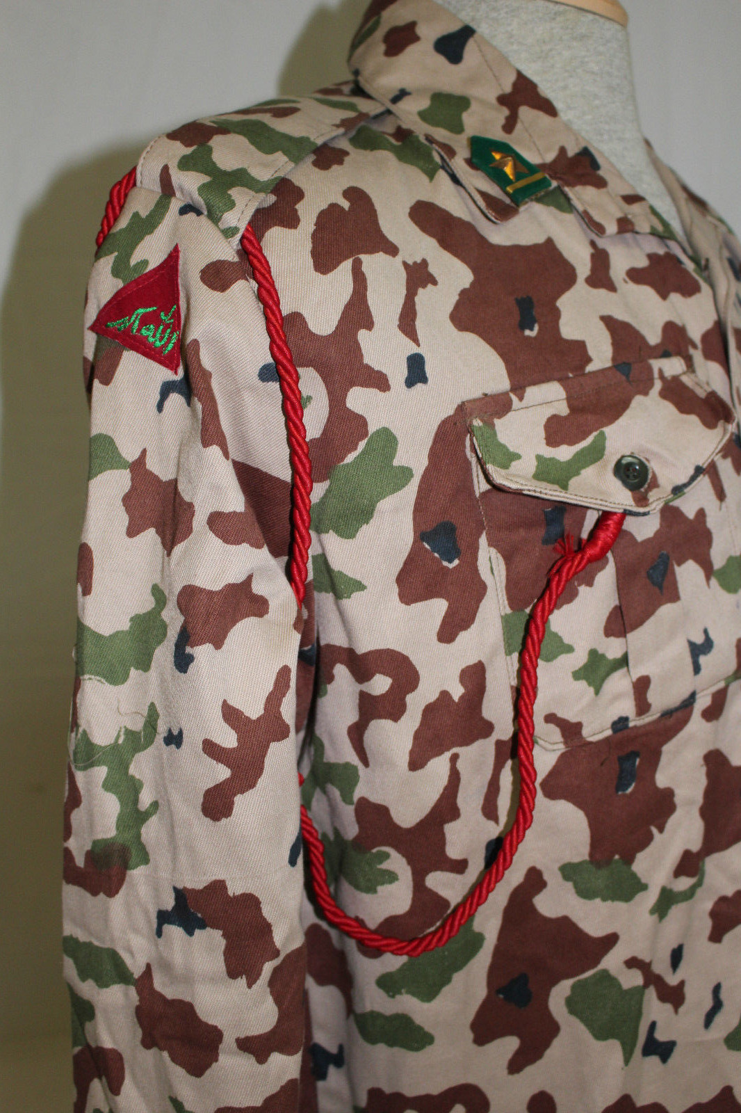 IRAQI ARMY REPUBLICAN GUARD CAMO BDU UNIFORM GROUPING WITH HELMET & PATCHES