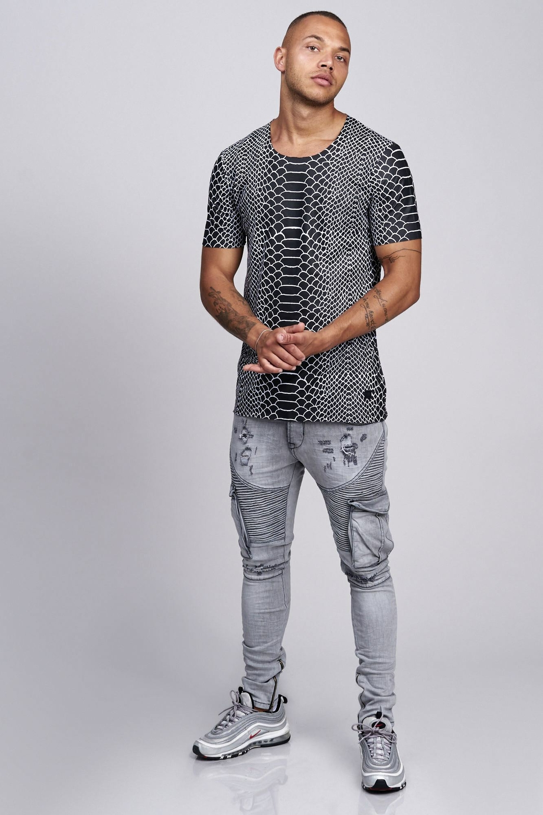 Herrenmode Herren T Shirt Cobra Muster Schwarz Weiss Rundhals Ausschnitt Konigskobra Koburas Kleidung Accessoires Midrasha Co Il