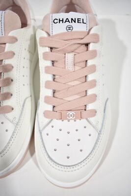 Pre-owned Chanel 22p White Leather Pink Cc Flat Lace Up Tie Runner Trainer Sneaker 39