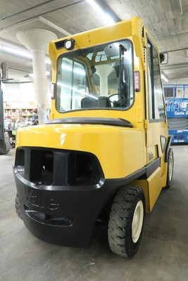 Yale GDP080, 8,000 Pneumatic Tire Forklift, Diesel, 3 Stage, Sideshift, Cab