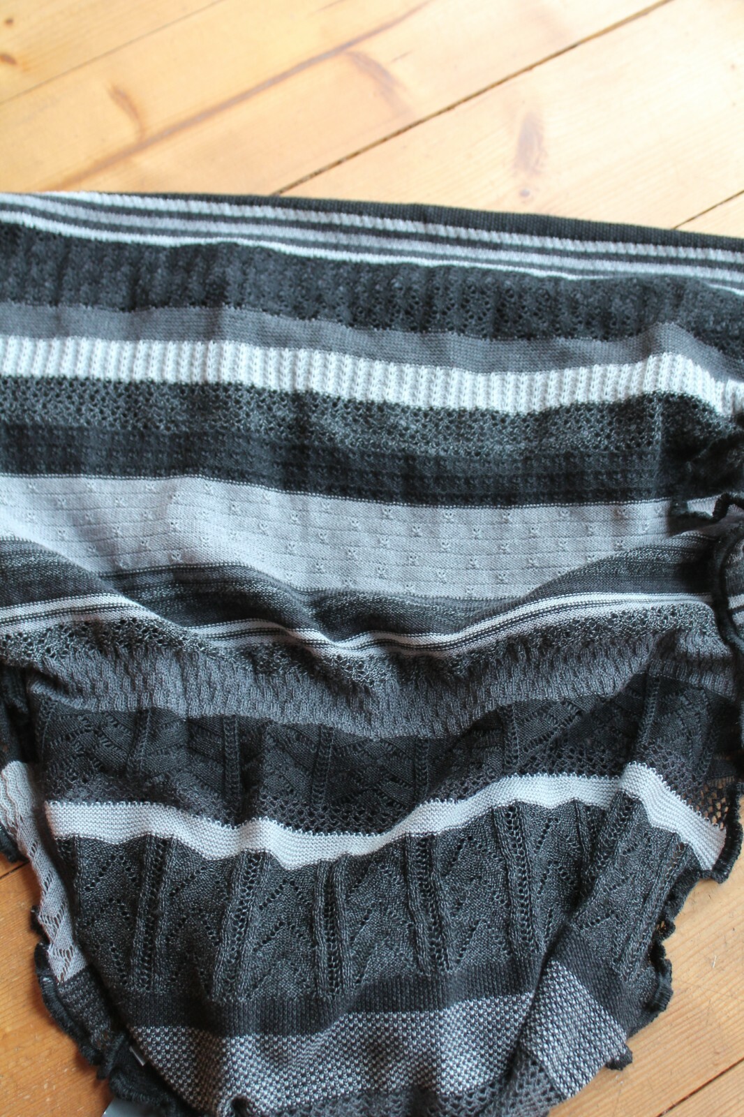 INVERO Loop Zita ;GrauSchwarz, Lochmuster; Merino extra fein; Neu