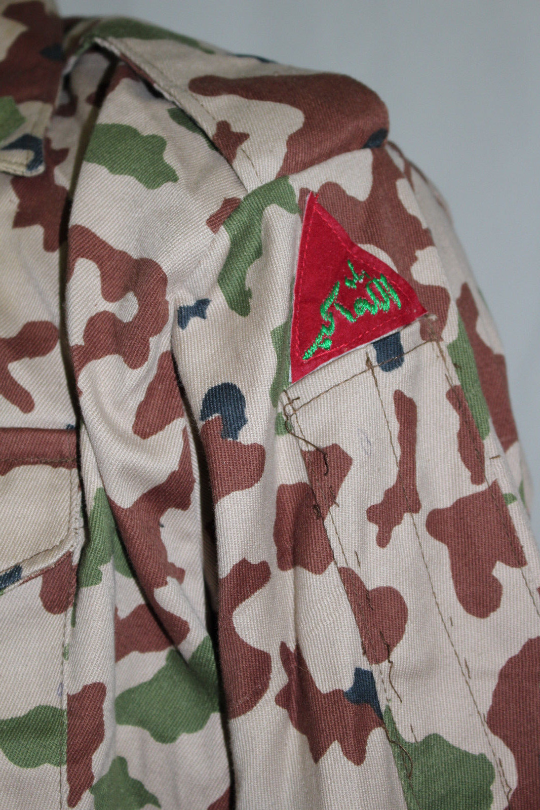 IRAQI ARMY REPUBLICAN GUARD CAMO BDU UNIFORM GROUPING WITH HELMET & PATCHES