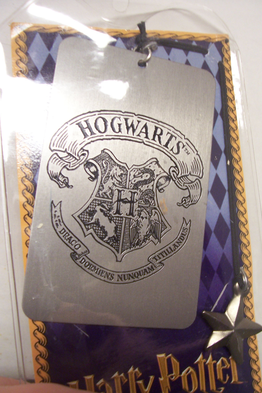 HARRY POTTER COLLECTIBLE BOOKMARK Pewter Hogwarts' Crest 2000 Mint