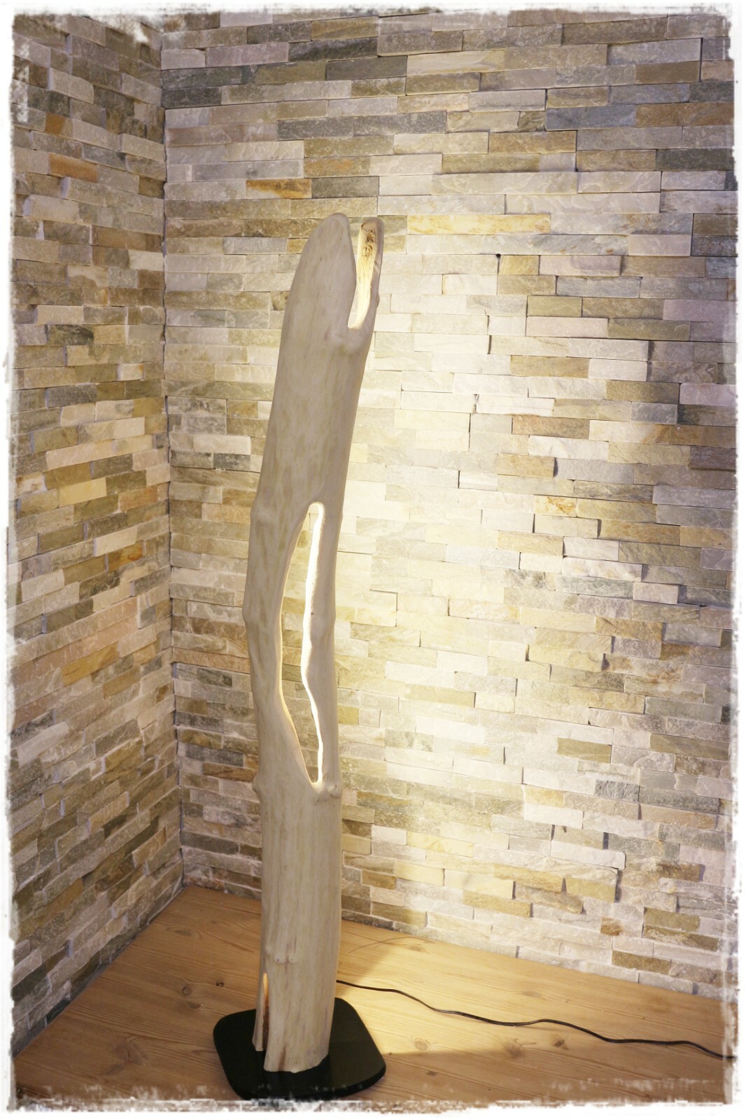 Stehlampe-mit-LED-aus Holz Schwemmholz Treibholz 