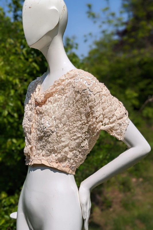 BEAUTIFUL AND PRISTINE EDWARDIAN IVORY HAND CROCHET LACE BLOUSE