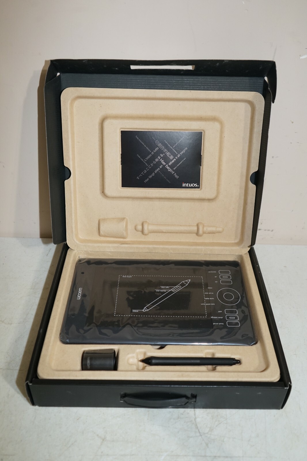 液タブ・ペンタブ wacom Intuos5 touch S PTH-450 Amazon.com: Wacom Intuos5 Touch Small Pen Tablet (PTH450)