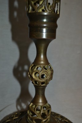 Vtg Mid Century Mod Marble Hoolywood Regency Pierced Brass Chinese Table stand