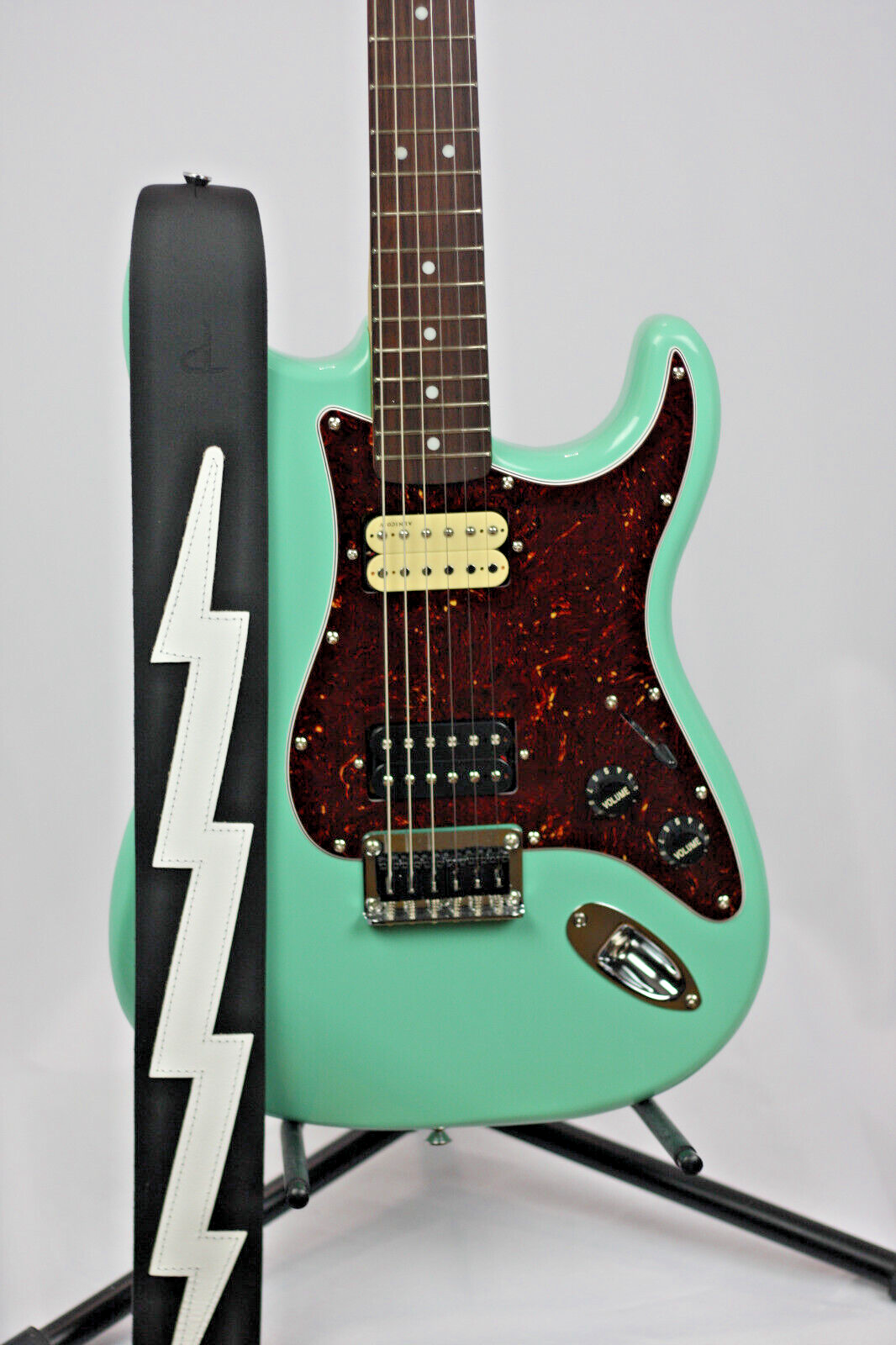 Weezer Strat with the Lightning Strap Replica "Black Ice Mod" & Pro Set-up
