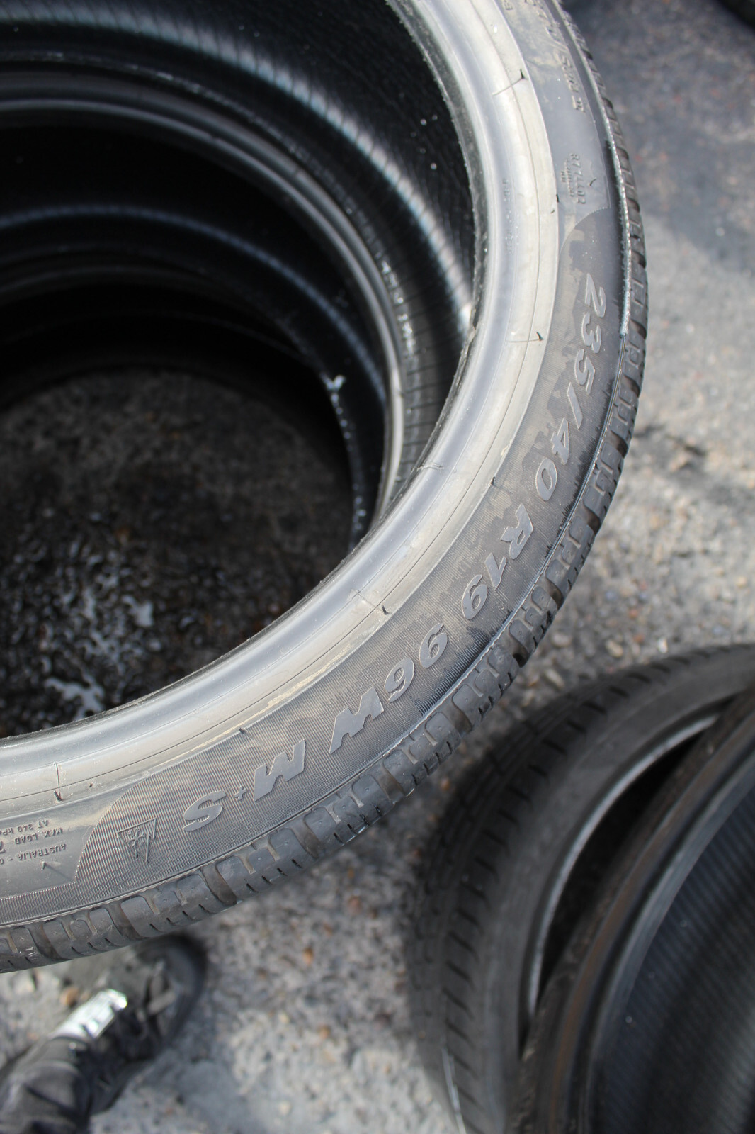 235 40 19 Pirelli, Winter, XL, M+S, 96W, x2 A Pair, 7.2mm (f1_tyres) FOD L1594