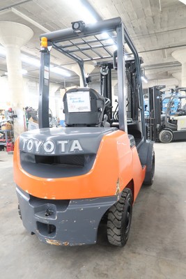 2017 Toyota Forklift, 8FDU25, 5,000# Pneumatic, DIESEL, Three Stage, Sideshift