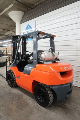 Toyota Forklift, 7FGU35, 8,000# Pneumatic, LP GAS, Three Stage, Sideshift