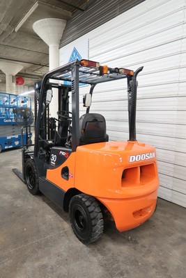 2013' Doosan D30S-5, 6,000# Pneumatic, Diesel, 4 Way Hyd., Sideshift & Fork Pos.