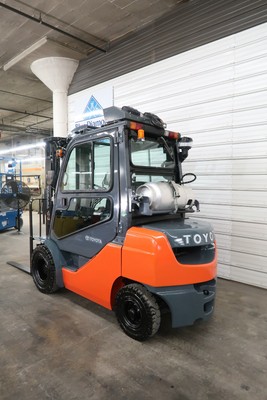 2014 Toyota Forklift, 8FGU25, 5,000# Pneumatic, LPG , Three Stage, S/S, Cab, A/C
